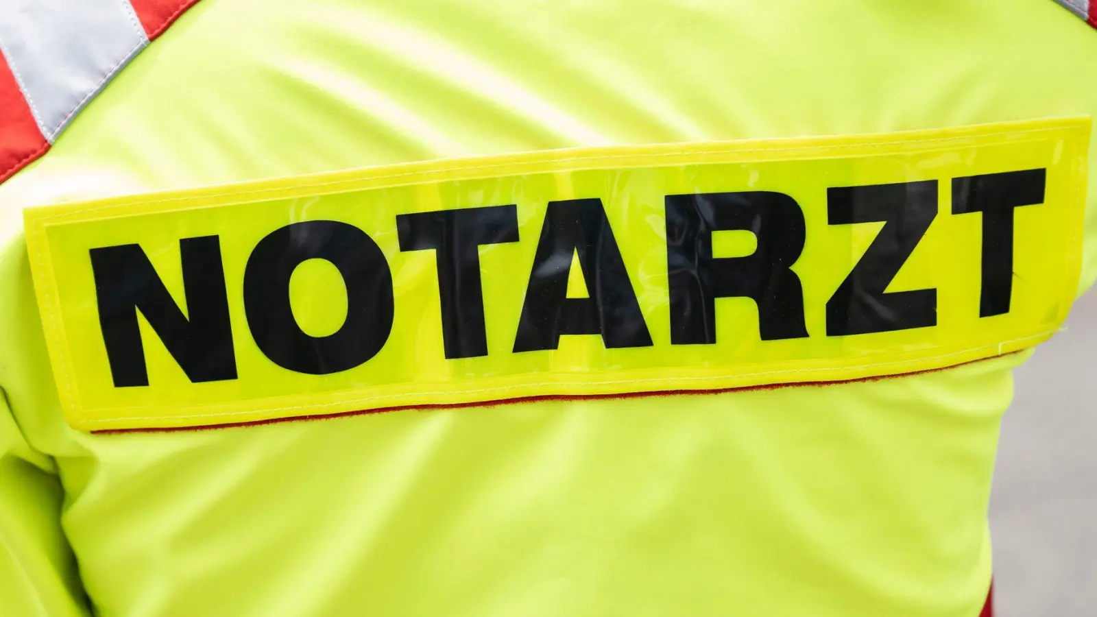 Ein Bewohner wurde schwer verletzt in eine Spezialklinik geflogen. (Symbolbild) (Foto: Boris Roessler/dpa)