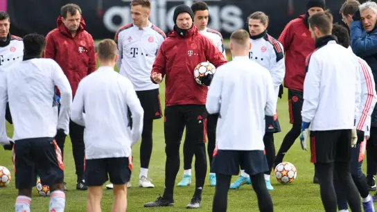 Julian Nagelsmann (M), Trainer beim FC Bayern, spricht während eines Trainings zur Mannschaft. (Foto: Tobias Hase/dpa)