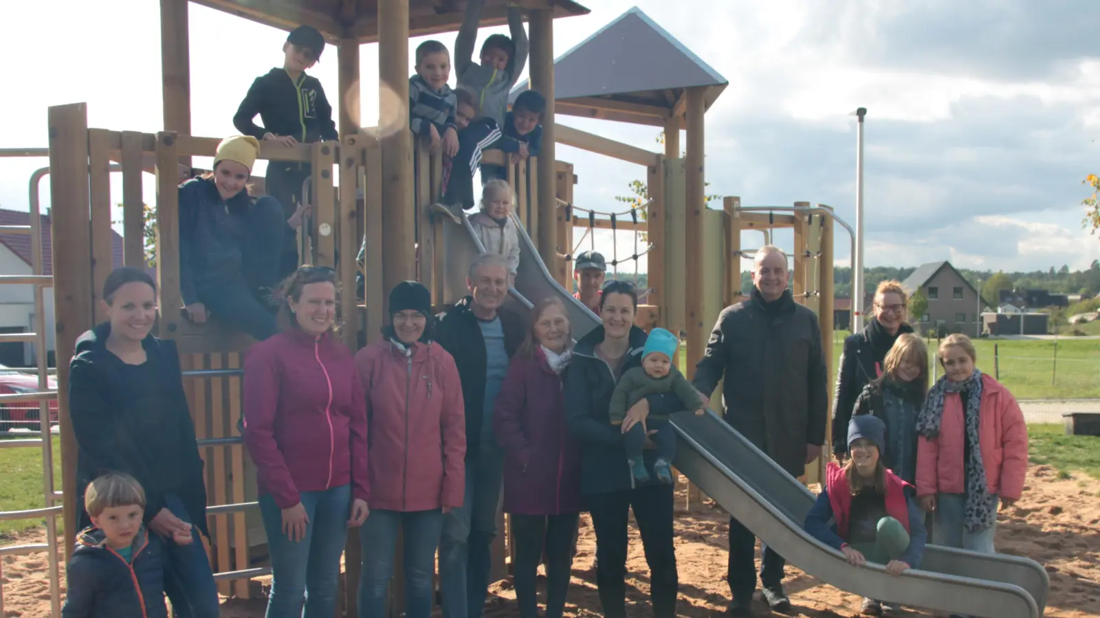 Der neue Spielplatz An den Brechhausäckern in Meinhardswinden findet bei Kindern und Eltern gleichermaßen Anklang. (Foto: Robert Maurer)