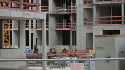 Im neuen Münchner Stadtteil Freiham entstehen derzeit noch neue Häuser, doch werden sowohl in der Landeshauptstadt als auch im übrigen Bayern weiter zu wenige Wohnungen gebaut. (Archivbild) (Foto: Malin Wunderlich/dpa)