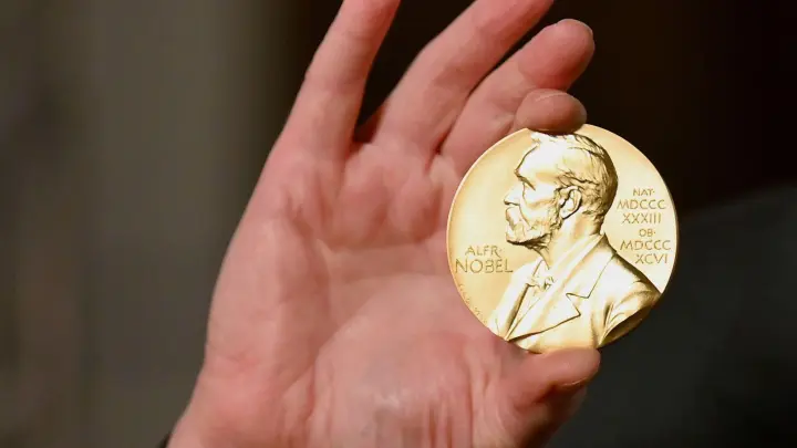 Eine Nobelmedaille: Ende der Woche werden in Schweden die Nobelpreise verliehen. (Foto: Angela Weiss/Pool AP/dpa)