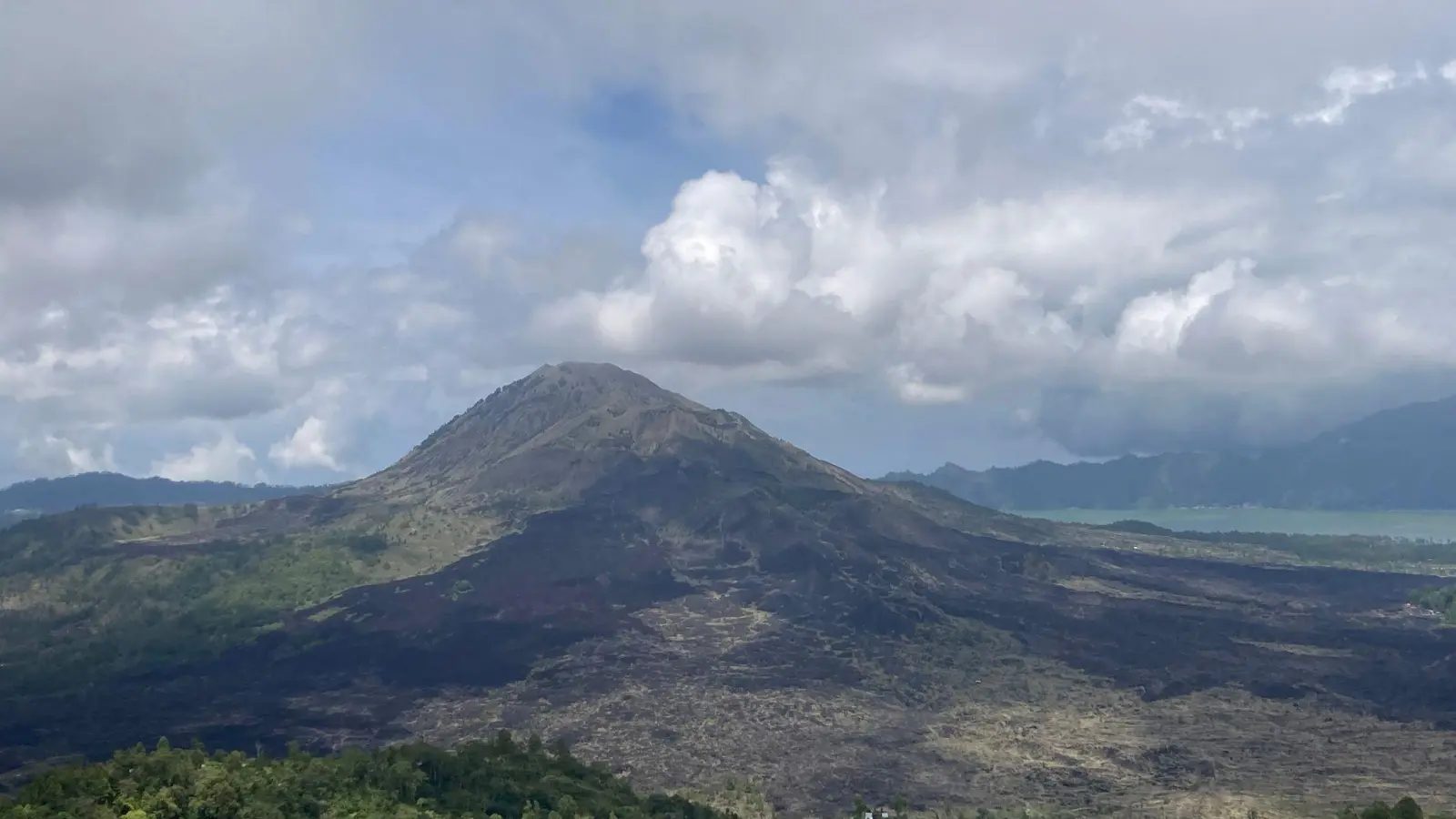 Blick auf den Mount Batur, einen der als heilig verehrten Vulkane im Nordosten von Bali. (Foto: Carola Frentzen/dpa)