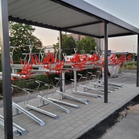 In einiger Entfernung zum Bahnsteig sind die Doppelstockparker platziert worden. (Foto: Nina Daebel)