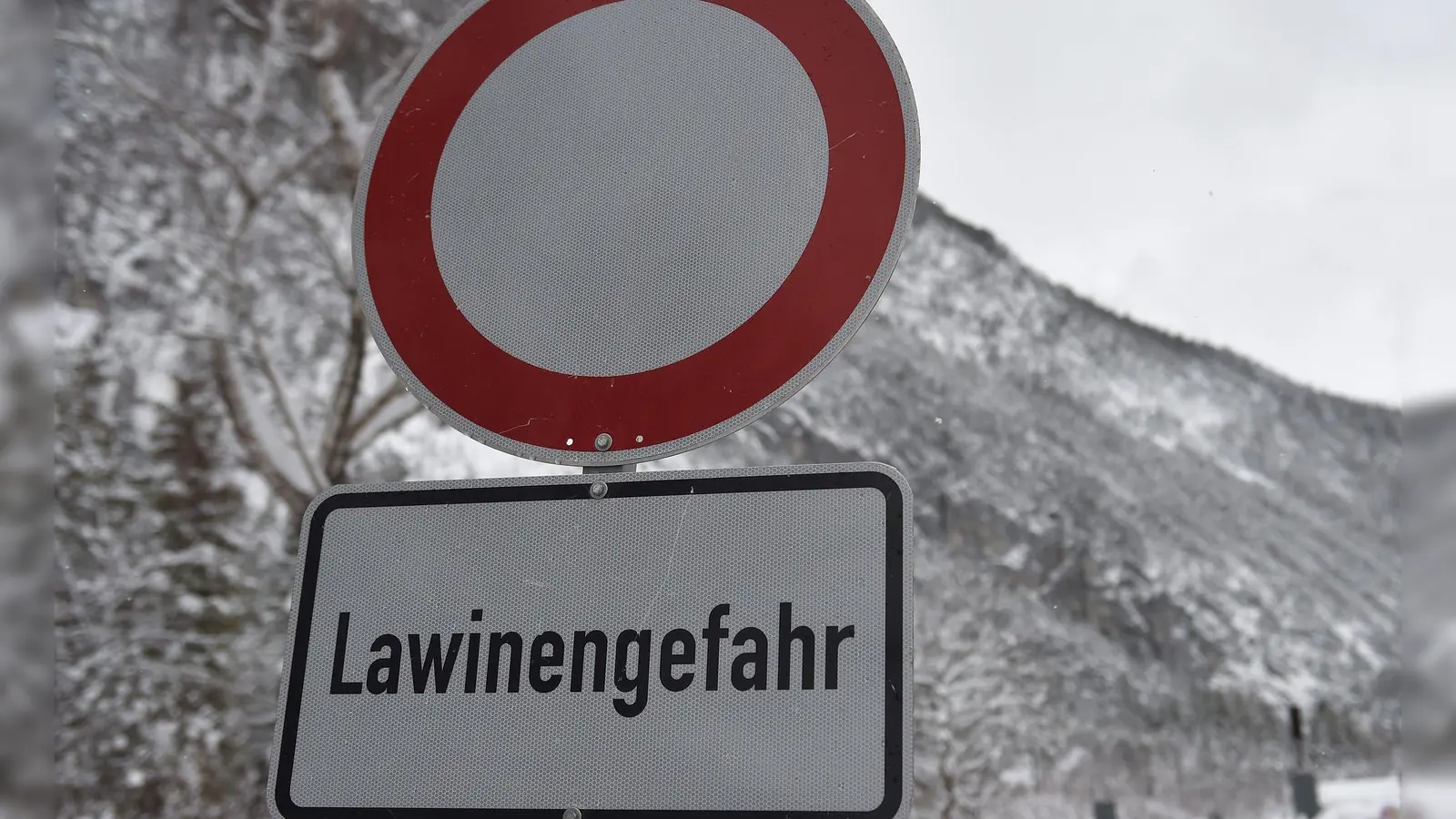 Selbst vergleichsweise geringe Schneemengen stellen eine Lawinengefahr dar. (Symbolbild) (Foto: Angelika Warmuth/dpa)