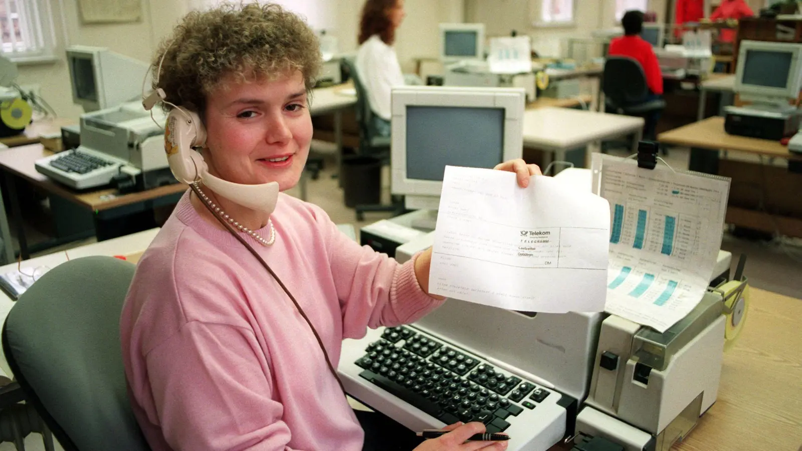 In den 1990er Jahren wurde der Telegramm-Dienst der Fernmeldeämter noch regelmäßig genutzt. (Foto: Heinz Hirndorf/dpa-Zentralbild/dpa)