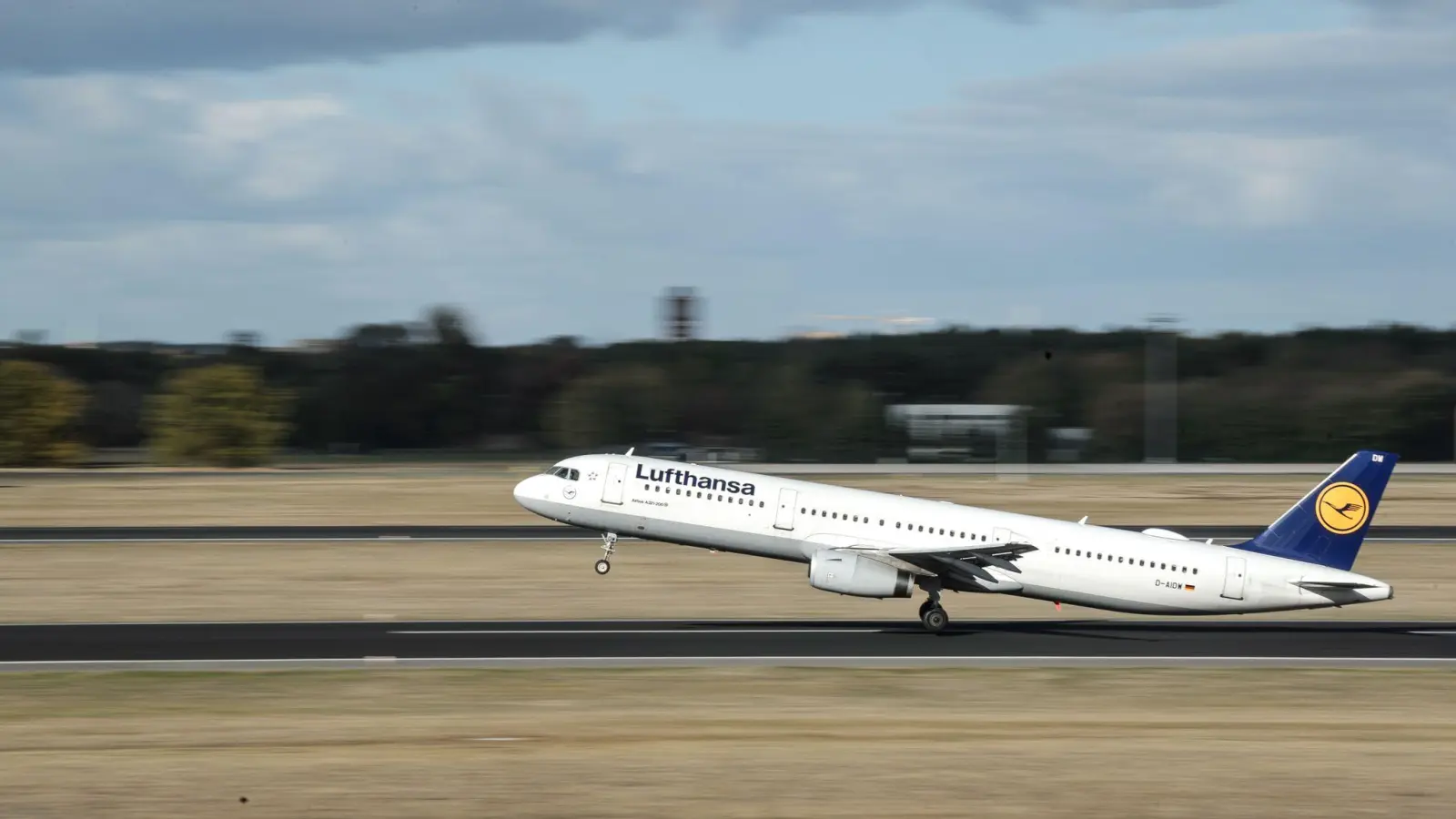 Ab Januar 2023: Lufthansa bietet kostenloses Messaging auf A320-Flügen mit WLAN für registrierte Passagiere. (Foto: Sina Schuldt/dpa/dpa-tmn)