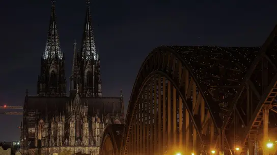Die Spitzen der Türme des Kölner Doms. Der Dom war wegen der Energiekrise zuletzt bei Nacht vollständig unbeleuchtet. (Foto: Oliver Berg/dpa)