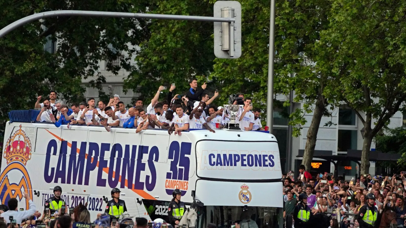 Nach dem Gewinn der spanischen Meisterschaft ging es für das Team von Real Madrid per Bus zur großen Party. (Foto: Paul White/AP/dpa)