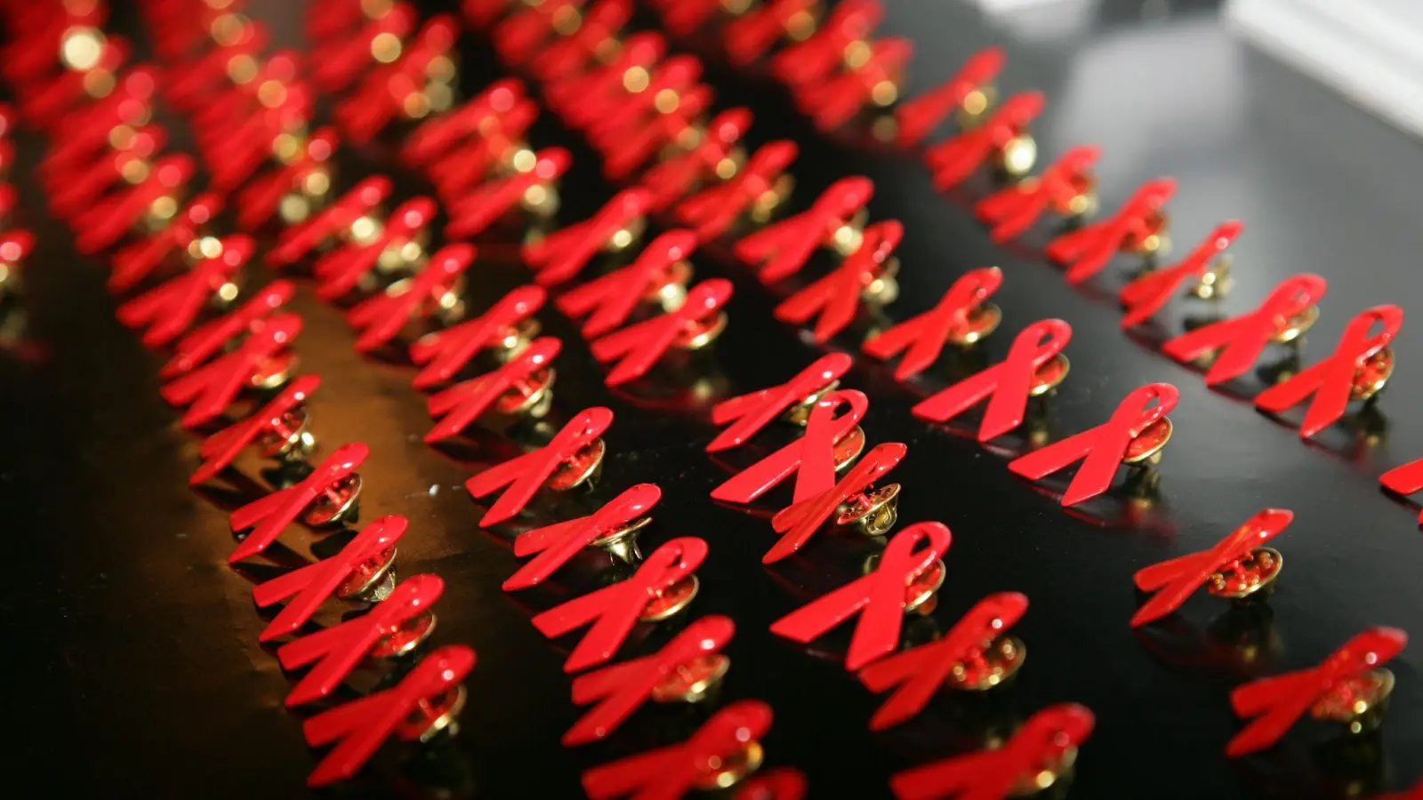 Die rote Schleife steht für den Kampf gegen Aids. (Foto: Jens Kalaene/dpa-Zentralbild/dpa)