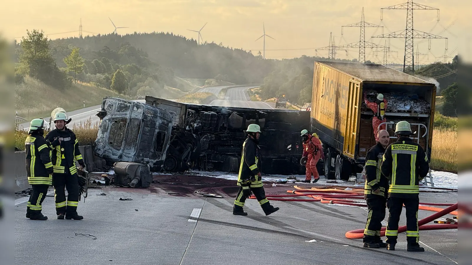 Bei dem Unfall auf der A8 kommt der Fahrer des brennenden Sattelzugs ums Leben. (Foto: Friedrich/Vifogra/dpa)