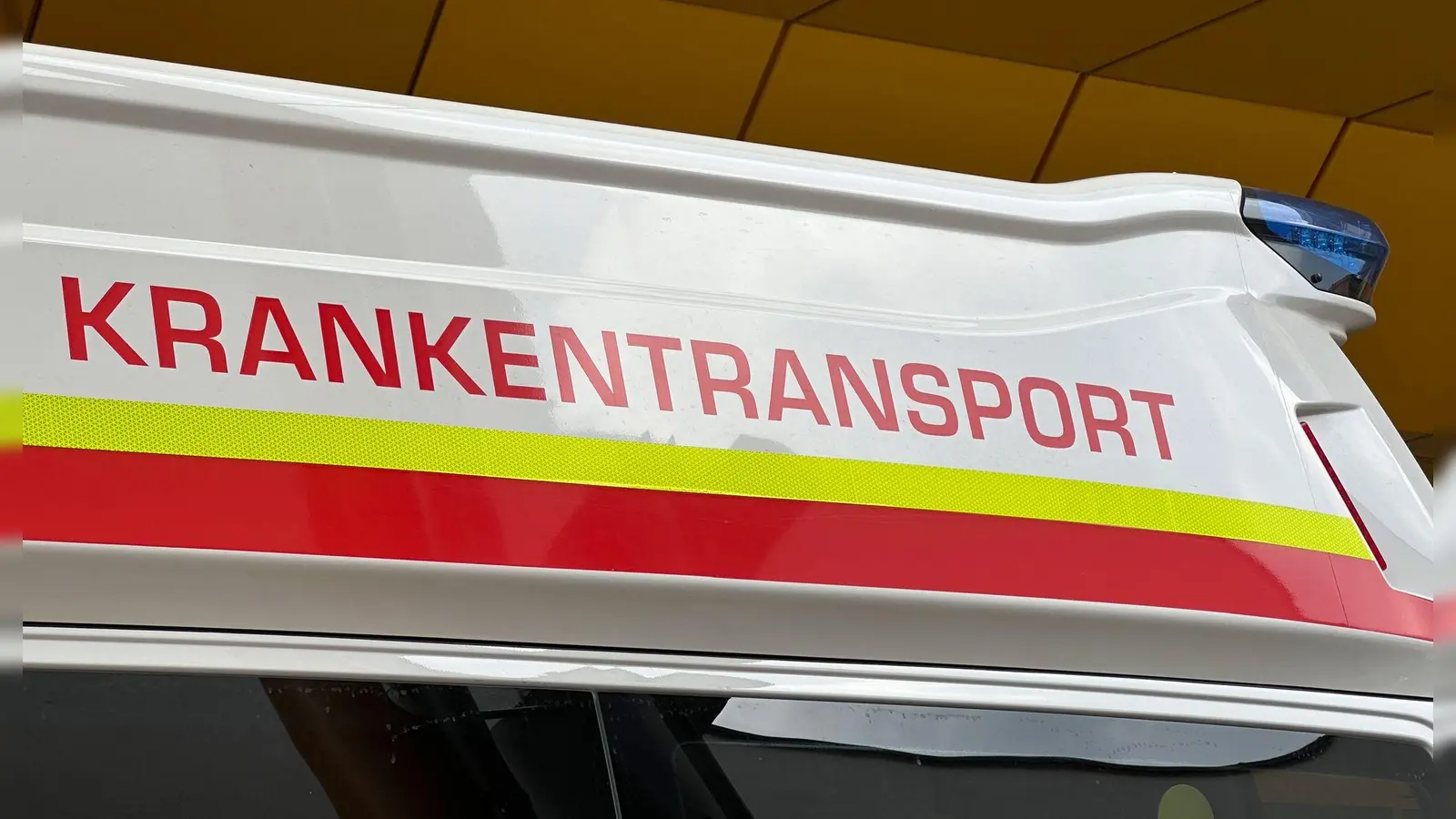 Die Sanitäter wollten eigentlich einen Mann per Krankentransport in ein Klinikum bringen. (Symbolbild) (Foto: Matthias Röder/dpa)