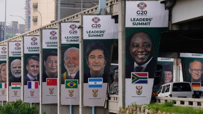 Auf den Plakaten zum G20-Gipfel in Johannesburg ist Chinas Präsident Xi noch zu sehen. Kommen wird er aber nicht. (Foto: Themba Hadebe/AP/dpa)
