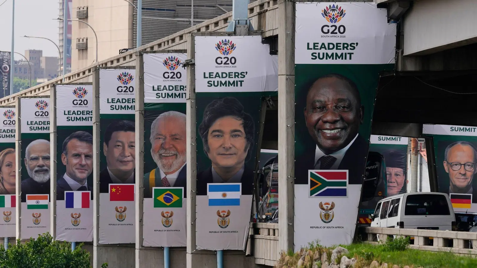 Auf den Plakaten zum G20-Gipfel in Johannesburg ist Chinas Präsident Xi noch zu sehen. Kommen wird er aber nicht. (Foto: Themba Hadebe/AP/dpa)
