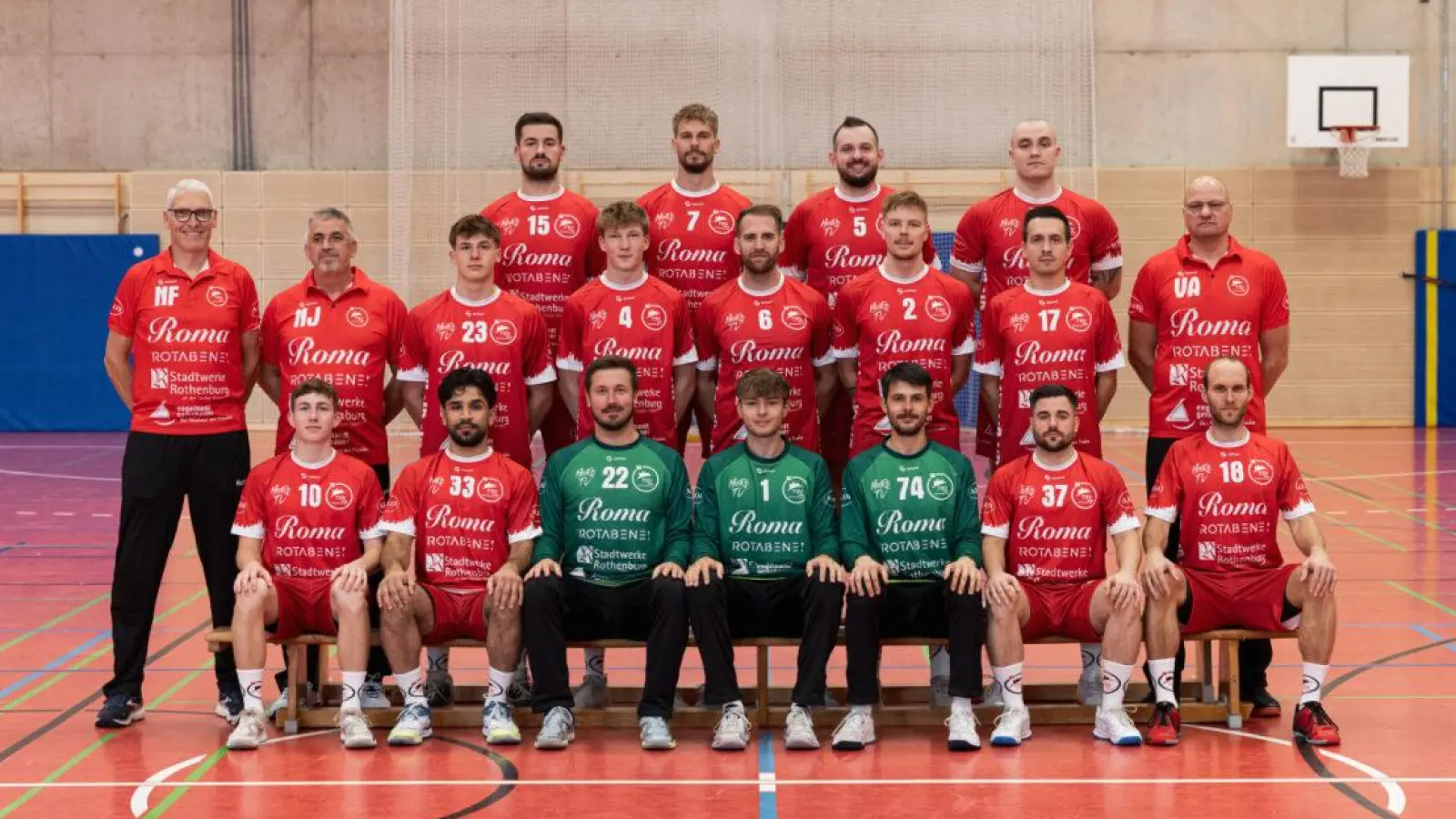 Das Rothenburger Team: (hinten von links) Nedim Jasarevic, Patrick Schneider, Daniel Laugner, Nikola Becejac; (Mitte von links) Abteilungsleiter Norbert Fink, Co-Trainer Nermin Jasarevic, Felix Wack, Lukas Pfänder, Gabriel Gluhak, Phillip Schemm, Nikola Stojanov, Trainer Valentin Akushka; (vorne von links) Robin Schweizer, Aziz Altwish, Andreas Amann, Philipp Krauß, Arnold Kiss, Srdjan Ilicin und Thomas Krauter.<br>Es fehlen: Dennis Orf und Niklas Bauer. (Foto: TSV Rothenburg)