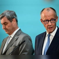 CSU-Chef Söder (links) dürfte mit dem Ergebnis der neusten Umfrage noch gut leben können. Seine Partei landet bei 37 Prozent. Die Meinung über Kanzler Merz fällt im Freistaat dagegen überaus kritisch aus. (Archivbild) (Foto: Sebastian Gollnow/dpa)