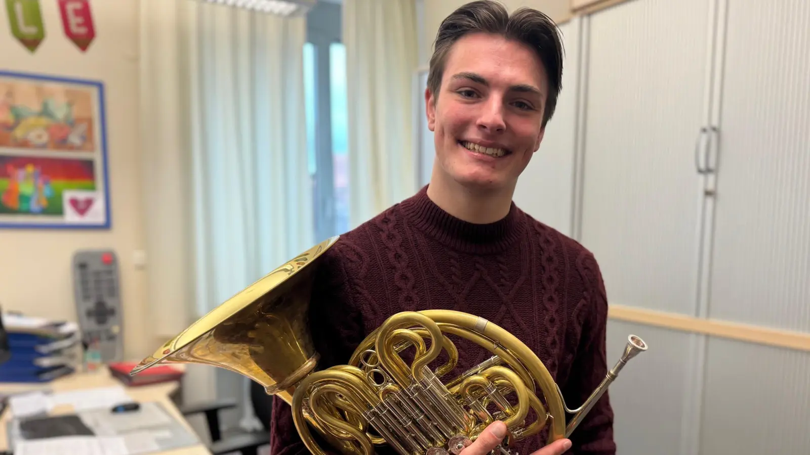 Clemens Köster im Sekretariat des Gymnasium Carolinum, wo er als FSJler arbeitete. Nun studiert der junge Mann Horn.  (Foto: Lara Hausleitner)