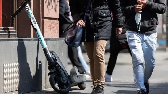 Achtlos abgstellte E-Scooter können für Blinde zur gefährlichen Stolperfalle werden. (Foto: Hannes P. Albert/dpa)