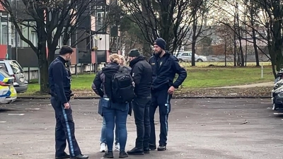 Polizisten ermittelten nach der Bluttat im Bereich des Tatorts. (Archivbild) (Foto: Stefan Hornberger/NEWS5/dpa)