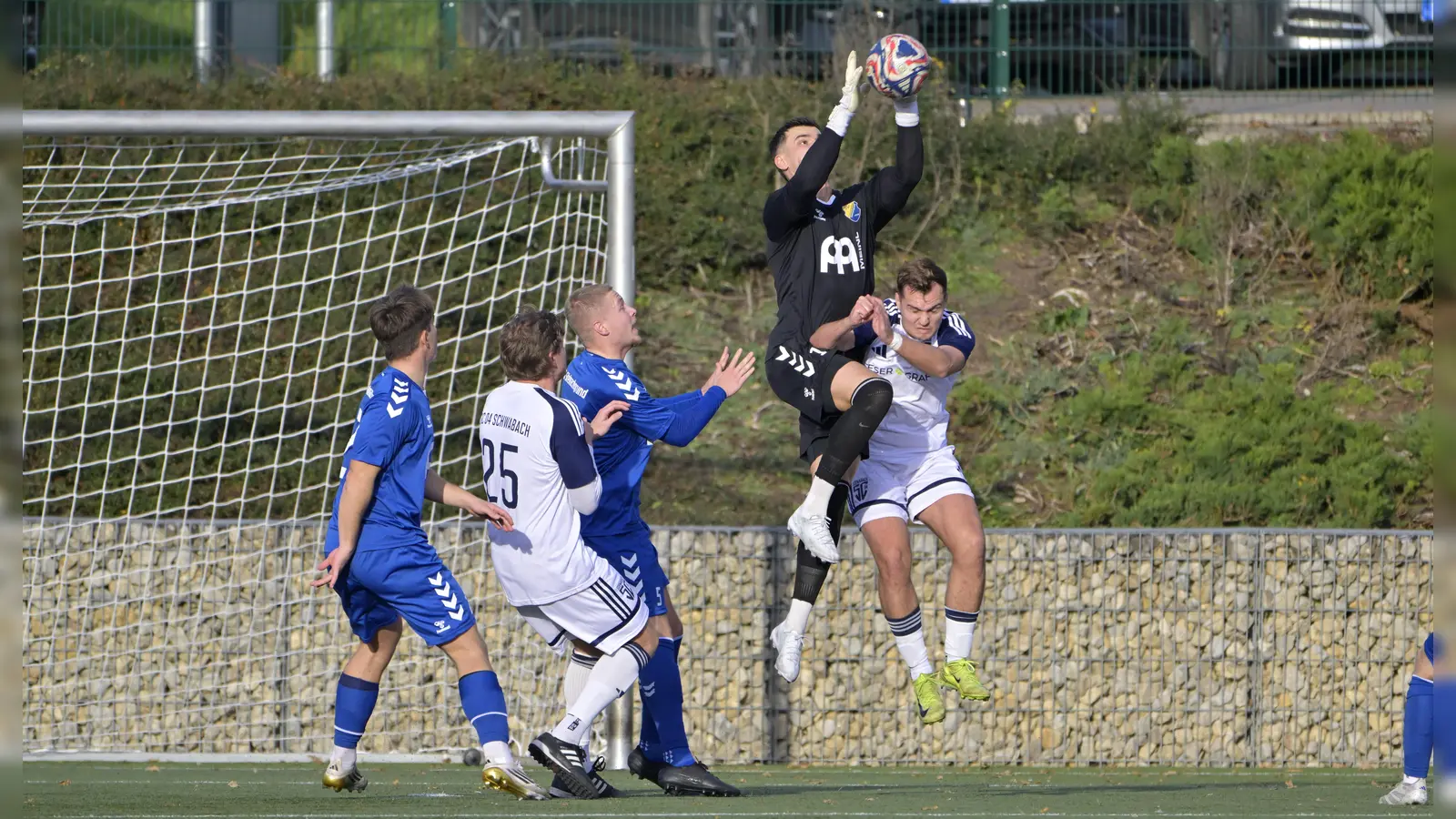 Diesen Ball angelte sich Daniel Himmrich (im schwarzen Trikot) vor dem Schwabacher Jonas Sauerstein (rechts), musste aber insgesamt sechsmal hinter sich greifen. (Foto: Martin Rügner)