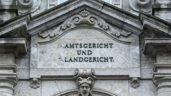 „Amtsgericht und Landgericht“ steht an dem Justizgebäude in Regensburg. (Foto: Armin Weigel/dpa/Archivbild)