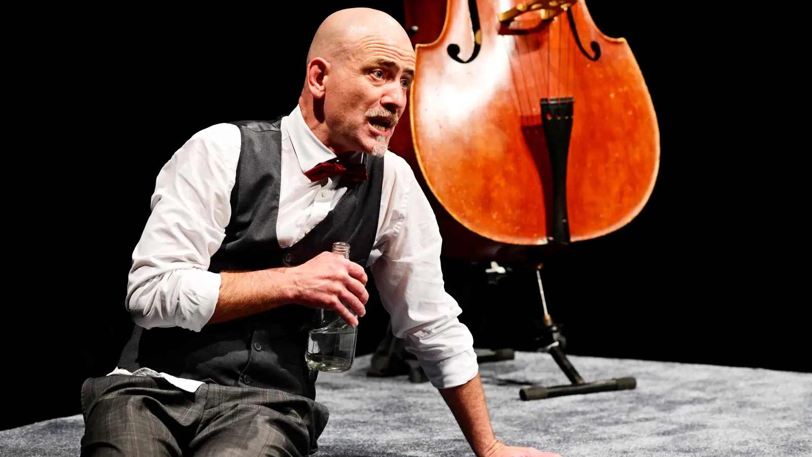 Das Instrument und sein Spieler – eine schwierige Beziehung: Robert Arnold in Patrick Süskinds Einakter „Der Kontrabass“. (Foto: Jim Albright)