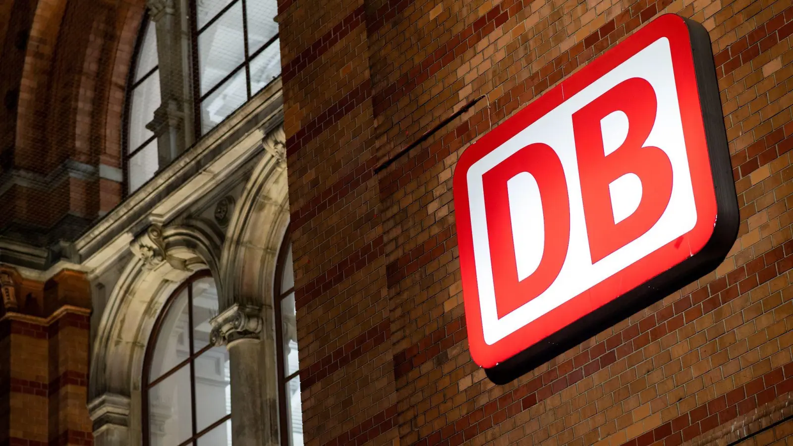 Das Logo der Deutschen Bahn. (Foto: Hauke-Christian Dittrich/dpa/Symbolbild)