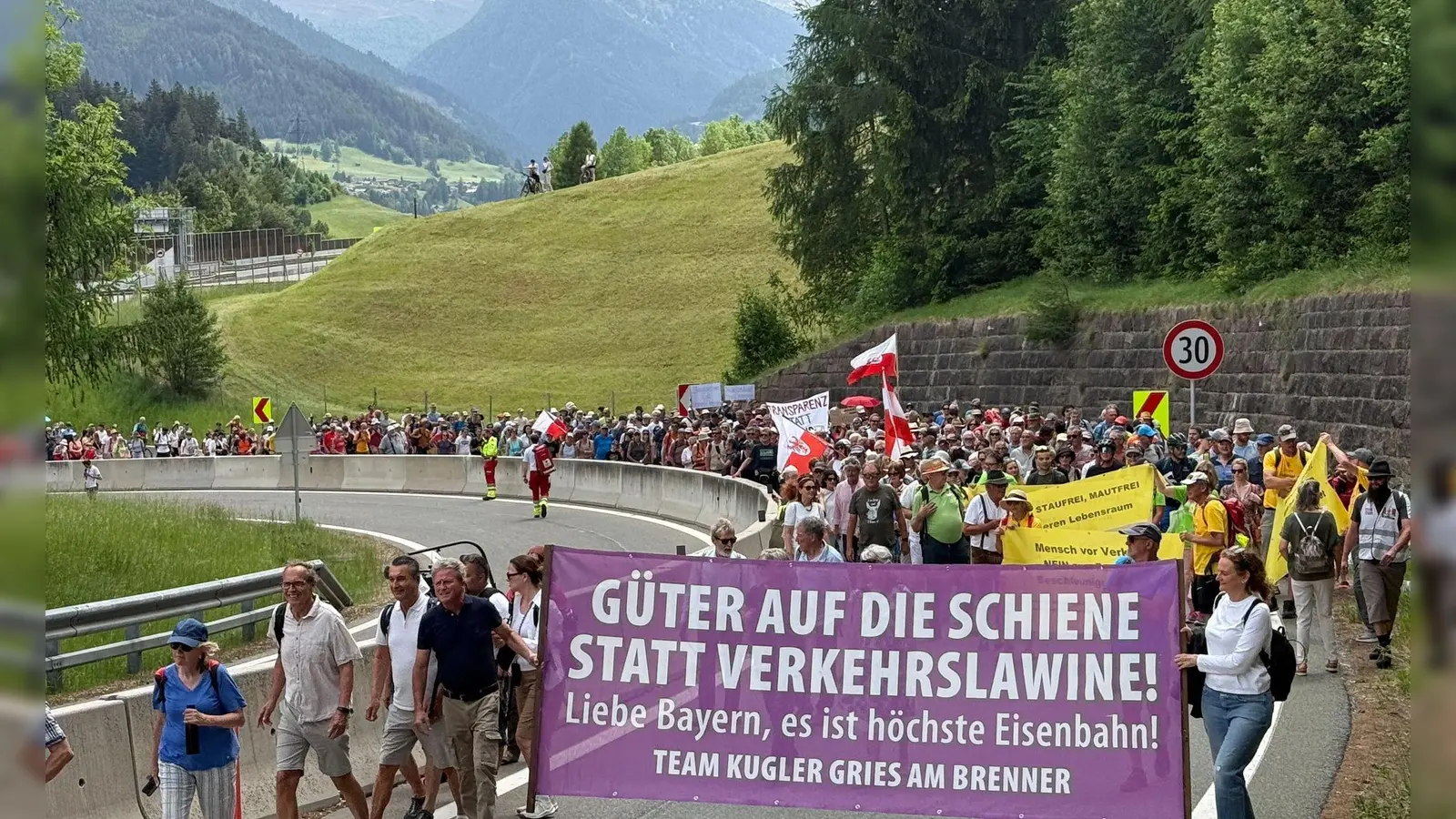 Menschen reisten mit Bahn und Fahrrädern zu dem Protest an. (Foto: Matthias Röder/dpa)