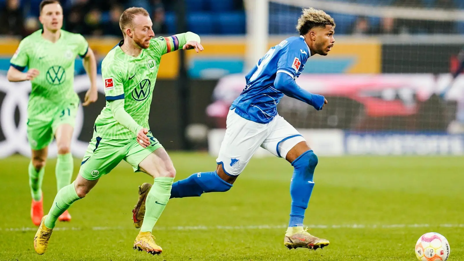 Musste den Schock nicht mit nach Katar zu fahren erstmal verdauen: Wolfsburgs Maximilian Arnold (l). (Foto: Uwe Anspach/dpa)
