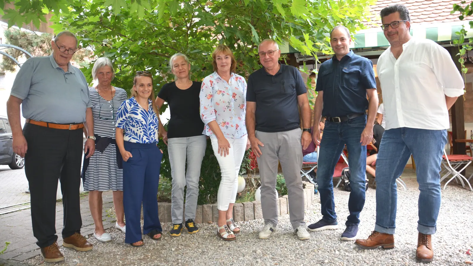 Die acht Gründungsmitglieder des neuen Fördervereins (von links): Hans-Werner Kummerow, Gabriele Kummerow, Katharina Bucher, Evelyn Müller, Dr. Annett Roch, Klaus Schülein, Alexander Holler und Nils Kühne-Hellmessen, der zum kommissarischen Vorsitzenden gewählt wurde. (Foto: Peter Tippl)