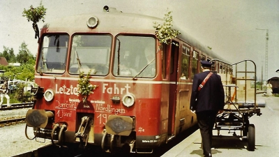 Nach fast 110 Jahren Fahrgastbeförderung verließ am 1. Juni 1985 der letzte offizielle Personenzug um 12.10 Uhr den Feuchtwanger Bahnhof. (Repro: Erich Herrmann)