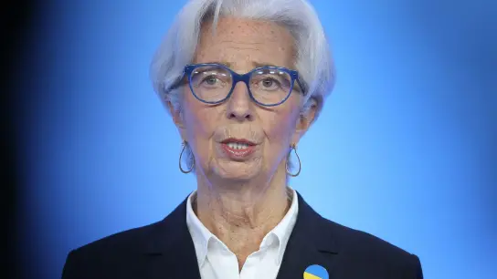 Christine Lagarde, Präsidentin der Europäischen Zentralbank (EZB), hat die hartnäckig hohe Inflation scharf im Blick. (Foto: Daniel Roland/AFP Pool /dpa)