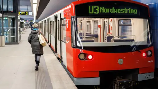 Der TTRend der ZUkunft: eine vollautomatische U-Bahn am U-Bahnhof Großreuth in Nürnberg. (Foto: Daniel Karmann/dpa)