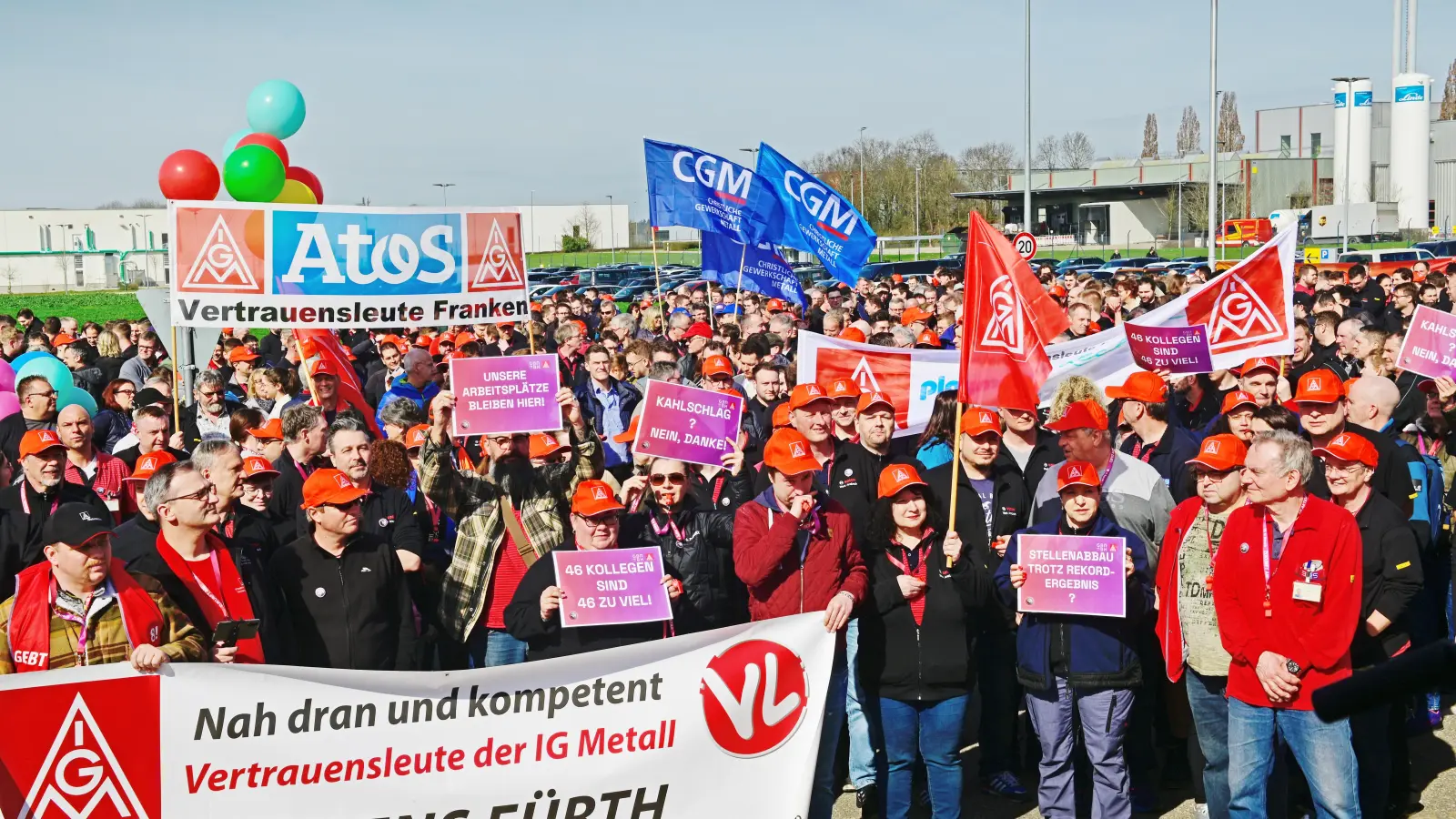 Über 1000 Mitarbeiter demonstrierten bei der Kundgebung vor den Bosch-Werkstoren. Auch viele Delegationen von anderen Industriebetrieben nahmen teil. (Foto: Anna Beigel)