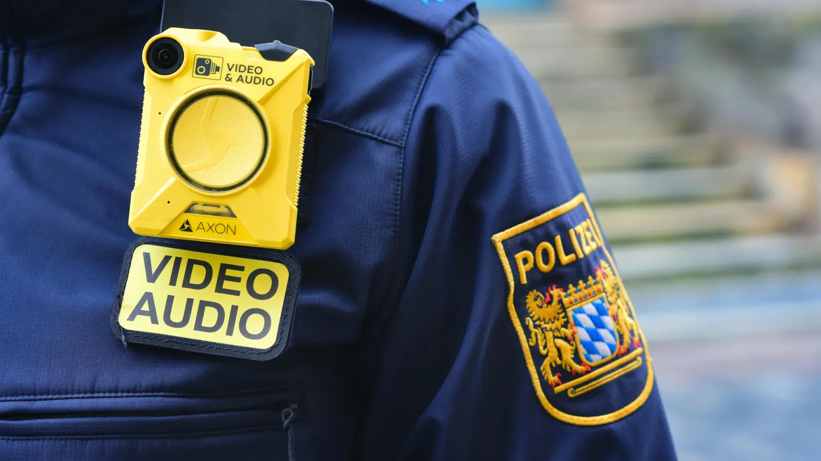 Nicht aufstehen wollen? Kein Spaß für die Polizei: Beamte überzeugten einen 13-Jährigen in Ansbach von der Sinnhaftigkeit des Schulbesuchs. (Symbolbild: Jim Albright)