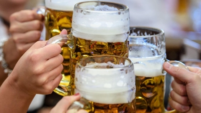 Gesetzlich ist der Konsum für Alkohol bei 14- und 15-Jährigen bisher tatsächlich erlaubt, wenn ein Erziehungsberechtigter dabei ist. Nach der Gesundheitsministerkonferenz beschäftigt sich auch der Bundesrat mit einem Antrag, das künftig zu verbieten. (Illustration) (Foto: Matthias Balk/dpa)