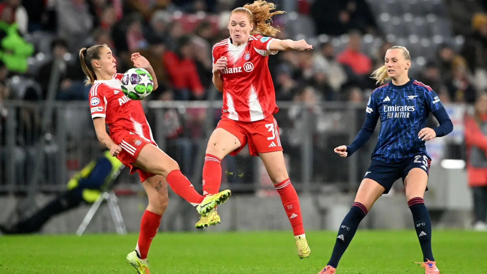 Stine Ballisager (M) zeigt vollen Einsatz für den FC Bayern. (Archivbild) (Foto: Jens Niering/dpa)