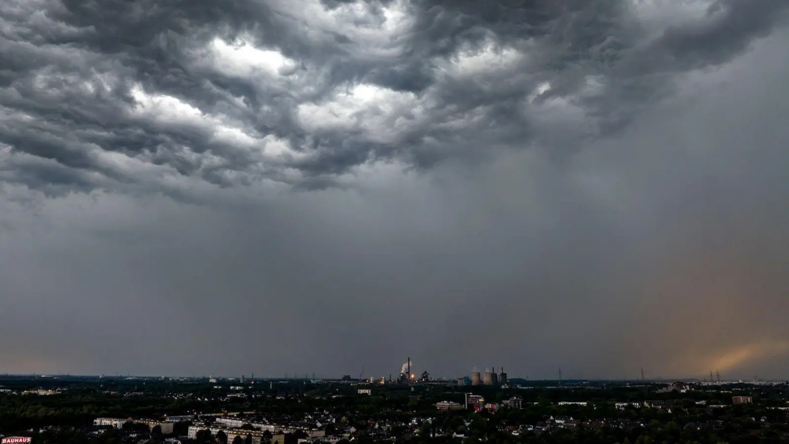 Sieht übel aus, besser schnell Schutz suchen: Das Bundesamt für Bevölkerungsschutz und Katastrophenhilfe rät, sich bei Gewitter und Sturm in einem stabilen Gebäude aufzuhalten. (Foto: Christoph Reichwein/dpa)