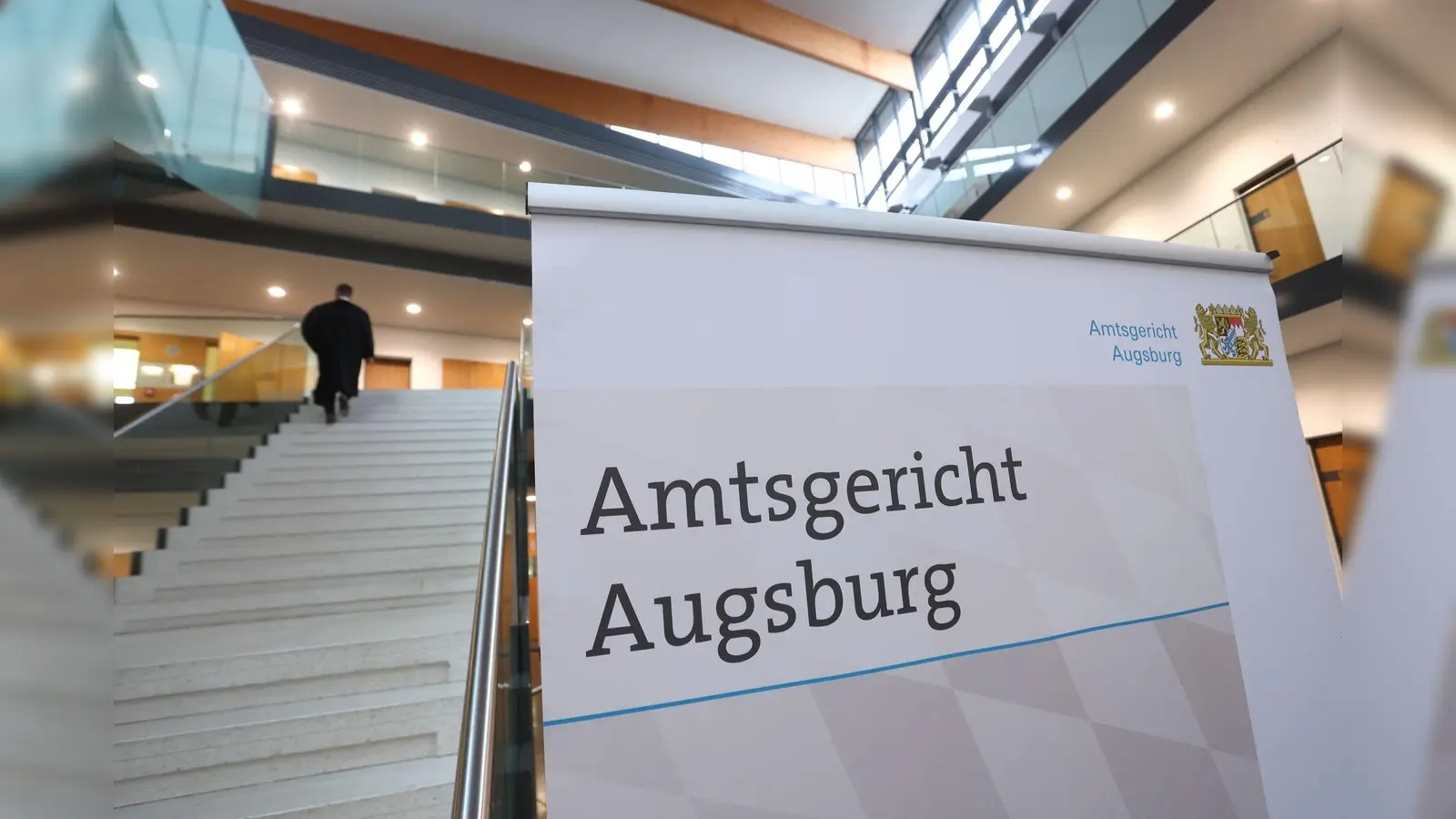 Weil er bei einem AfD-Sommerfest den Holocaust geleugnet haben soll, muss ein 64-Jähriger in Augsburg vor Gericht. (Symbolfoto) (Foto: Karl-Josef Hildenbrand/dpa)