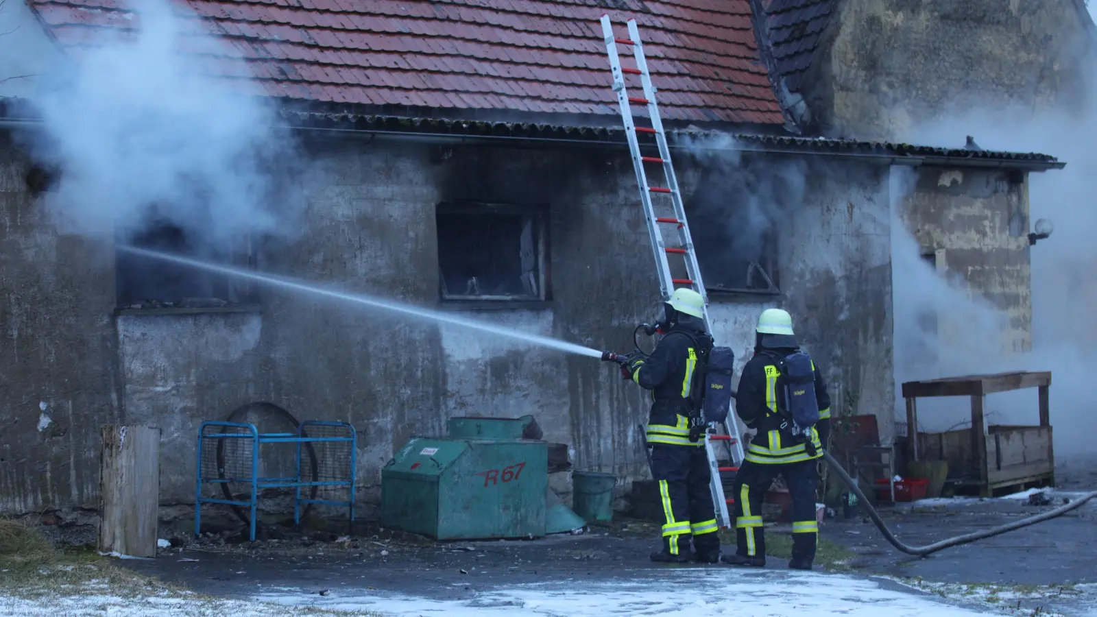 Die Einsatzkräfte waren über vier Stunden in Morlitzwinden bei Buch am Wald im Einsatz, bevor sie den Brand löschen konnten. (Foto: NEWS5/Markus Zahn)