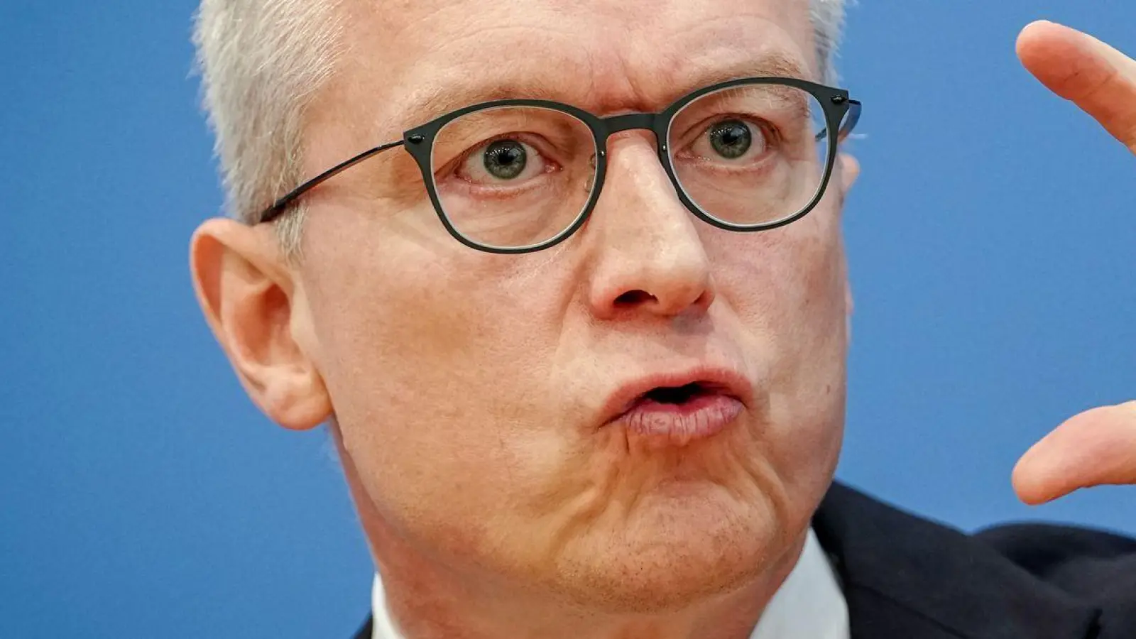 Digitalminister Karsten Wildberger (CDU) unterstützt die Idee einer Altersgrenze für Social Media und hält auch Smartphone-Verbote an Schulen für sinnvoll. (Archivbild) (Foto: Kay Nietfeld/dpa)