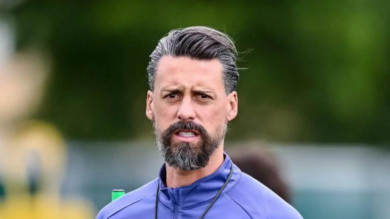 Augsburgs Trainer Sandro Wagner schickte seine Mannschaft gegen Crystal Palace gleich zweimal hintereinander auf den Platz.  (Foto: Harry Langer/dpa)