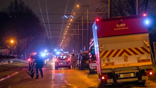 In einem Mehrfamilienhaus nahe Lyon sind bei einem Brand mindestens zehn Menschen ums Leben gekommen. (Foto: Olivier Chassignole/AFP/dpa)