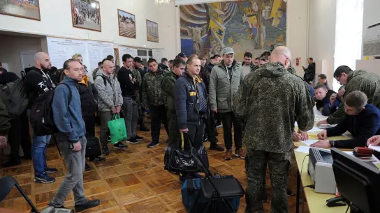Russische Rekruten versammeln sich in einem militärischen Rekrutierungszentrum. (Foto: Uncredited/AP/dpa)