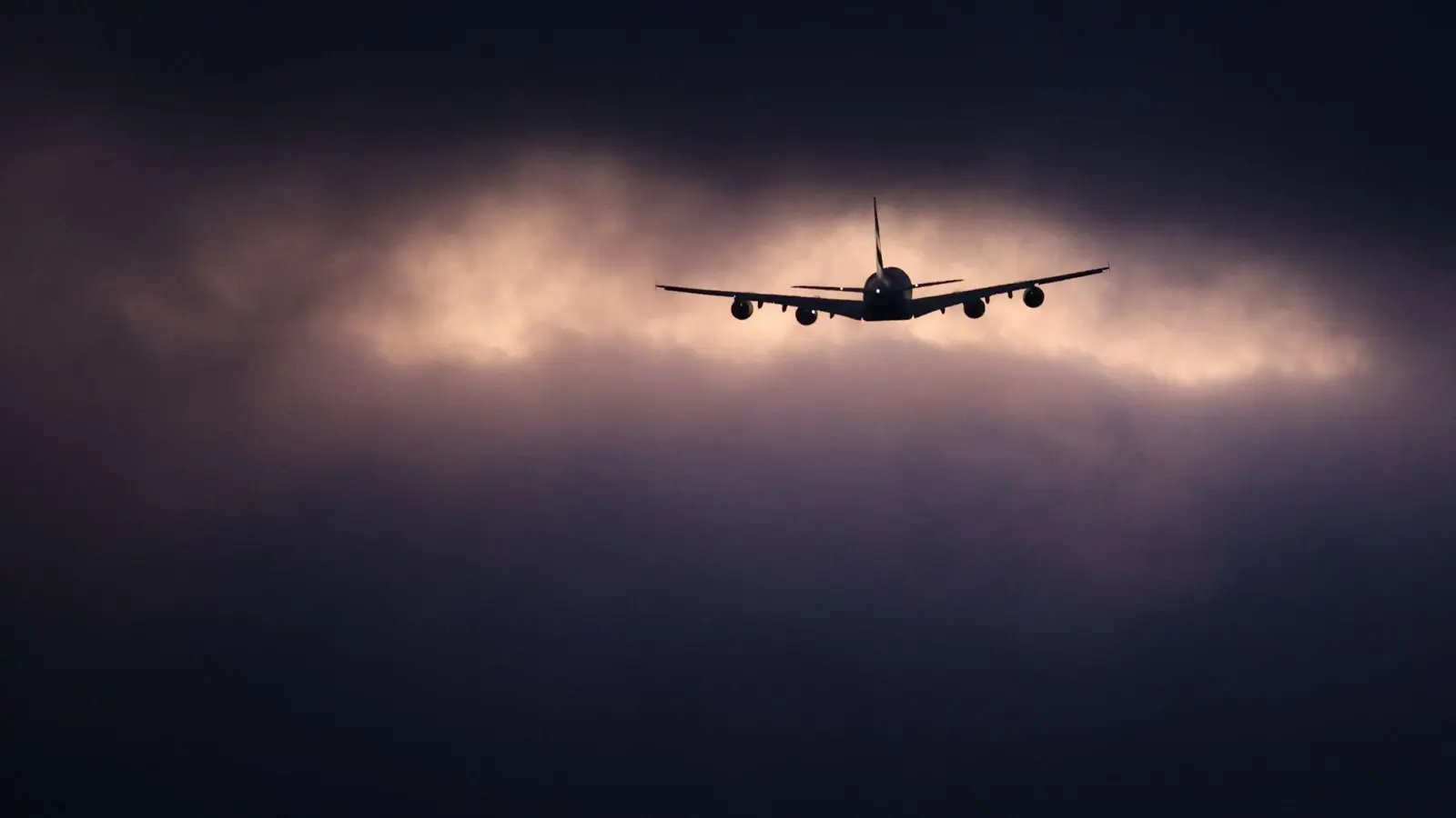 Turbulenzen entstehen aus verschiedenen Gründen: Jetstreams, Gewitter oder Gebirge können sie auslösen. (Foto: Christian Charisius/dpa/dpa-tmn)
