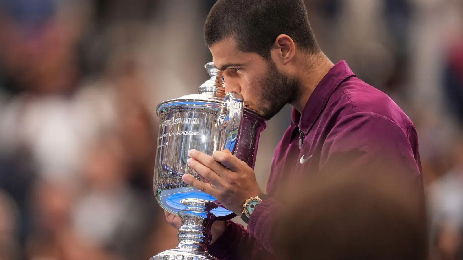 Ein Küsschen für den Pokal: Alcaraz ist neuer US-Open-Champion. (Foto: Seth Wenig/AP/dpa)