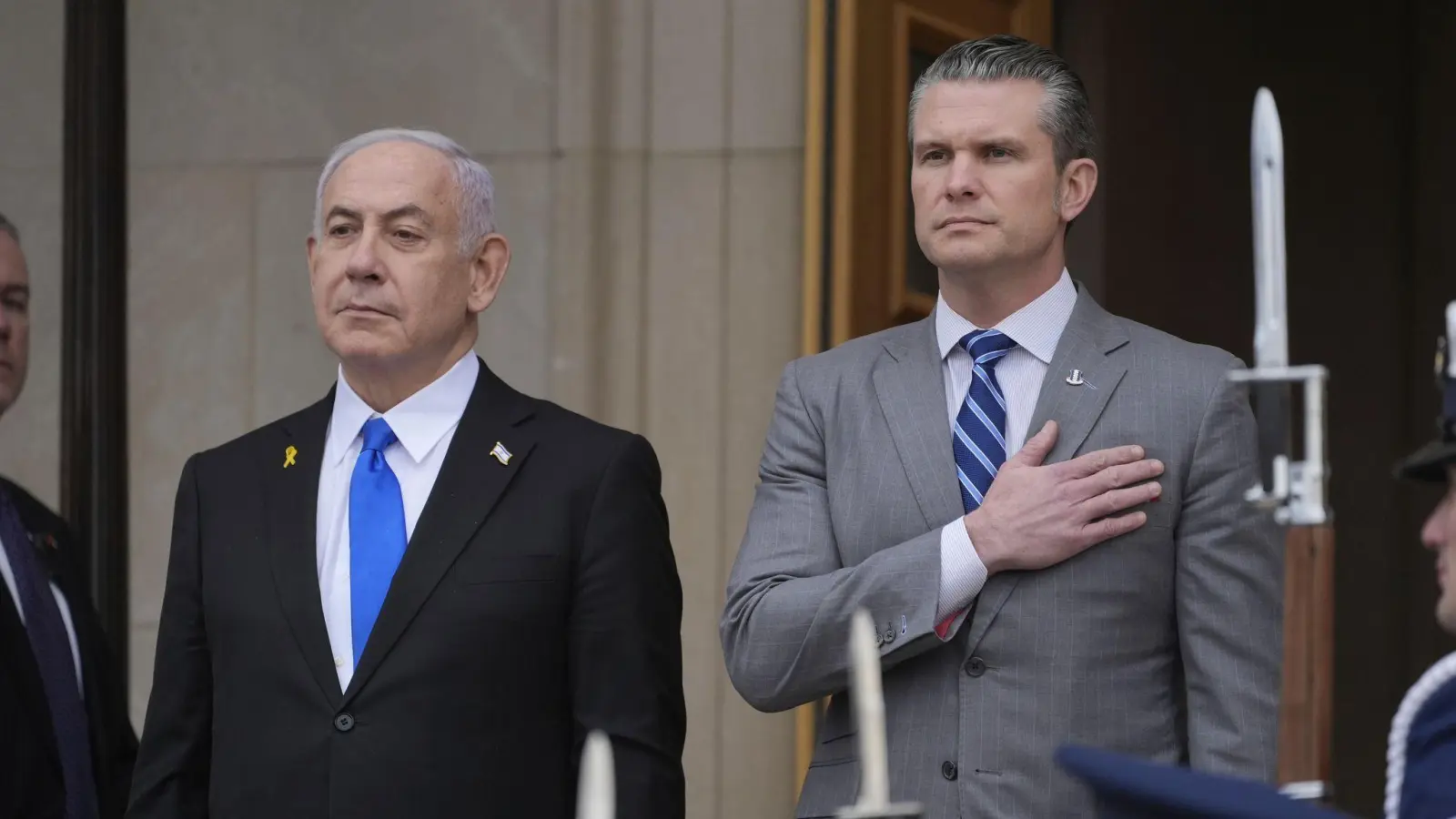 US-Verteidigungsminister Pete Hegseth (r) mit Israels Ministerpräsidenten Benjamin Netanjahu bei einem früheren Treffen. (Archivbild) (Foto: Manuel Balce Ceneta/AP/dpa)