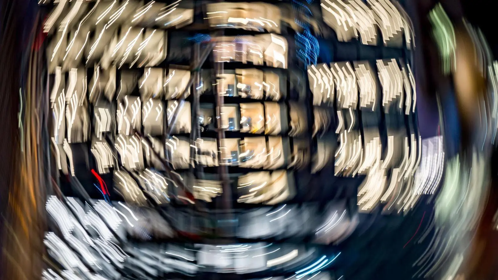 In der Finanz- und Versicherungsbranche wird am häufigsten länegr gearbeitet als vereinbart.  (Foto: Frank Rumpenhorst/dpa)