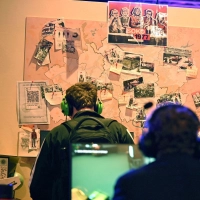 An einem Gamescom-Stand können Messebesucher noch bis Sonntag „Soko 1977“ zur Probe spielen. (Foto: Wolf von Dewitz/dpa)