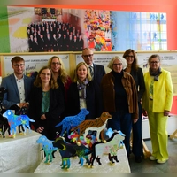 Die Wanderausstellung „Der schwarze Hund wird bunt” startete im Foyer des Landratsamts – Landrat Marco Meier (links) eröffnete die Ausstellung gemeinsam mit Mitwirkenden. (Foto: Irmeli Pohl)