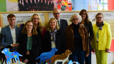 Die Wanderausstellung „Der schwarze Hund wird bunt” startete im Foyer des Landratsamts – Landrat Marco Meier (links) eröffnete die Ausstellung gemeinsam mit Mitwirkenden. (Foto: Irmeli Pohl)